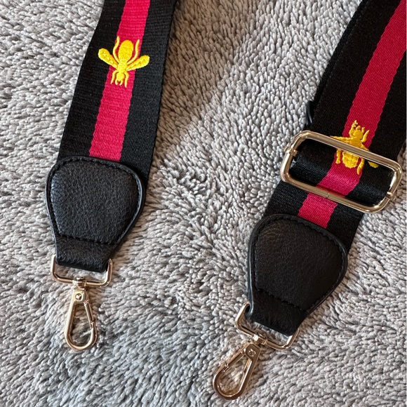 🐝🐝 Sold out! Gucci look bee crossbody strap / like new! 🐝🐝 - Picture 2 of 6